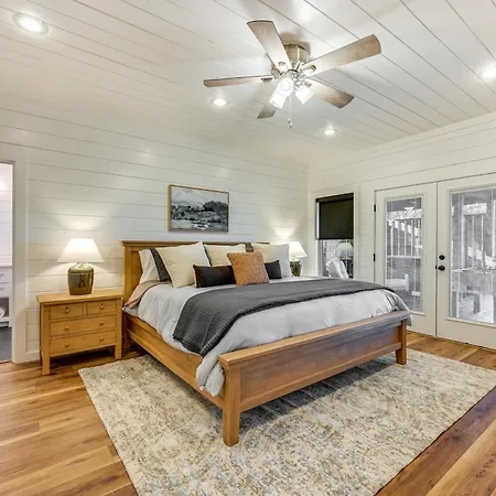 Villa Luxe Group Getaway With 2-Story Deck In Broken Bow!